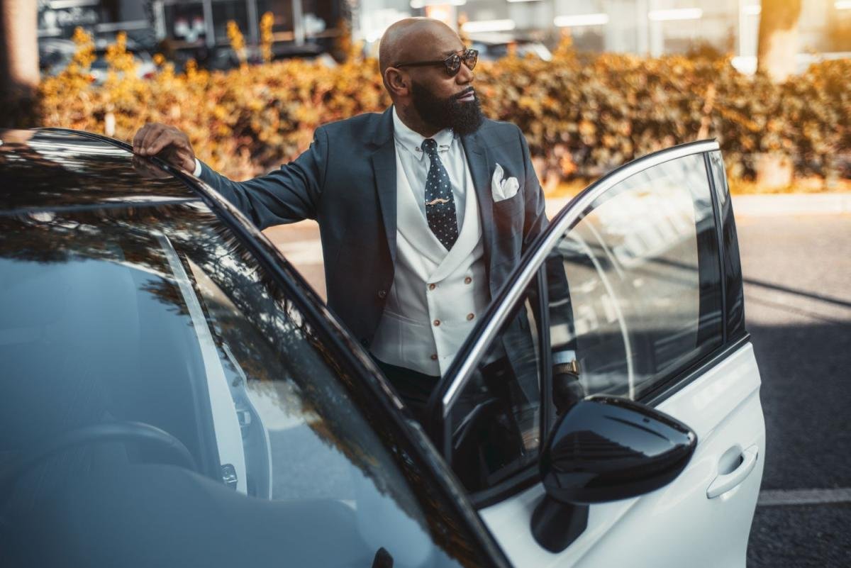 Pourquoi louer un véhicule avec chauffeur peut vous faire gagner du temps et de l&rsquo;argent
